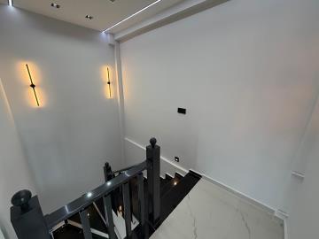 TC1947-stairs-to-first-floor