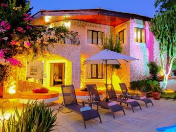 TC1950-dusk-at-the-villa