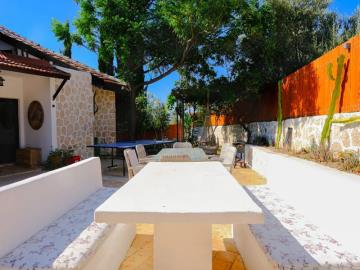 TC1950-large-eating-area