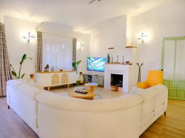 TC1950-lots-or-room-for-entertaining-in-the-lounge