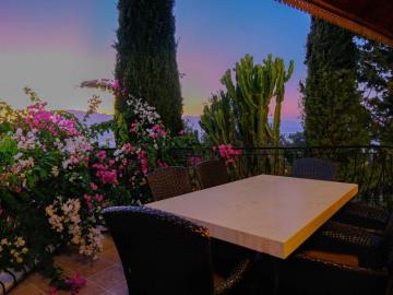 TC1950-mature-garden-with-views