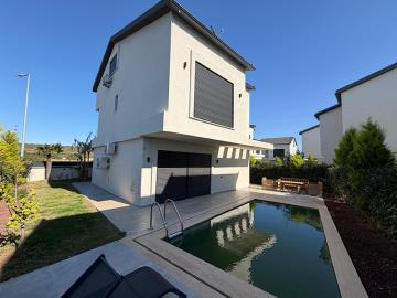 TC1953-pool-and-garden-area