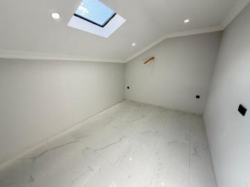 TC1952-top-floor-bedroom