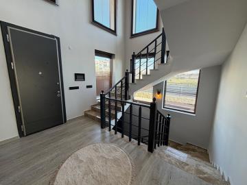 TC1954-entrance-door-and-hall