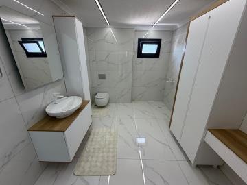 TC1955-family-bathroom