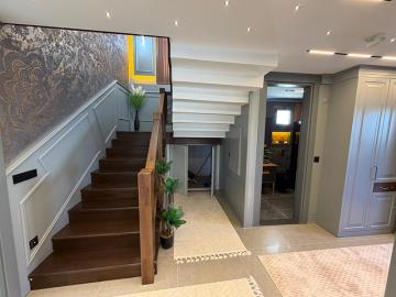 TC1956-entrance-with-storage