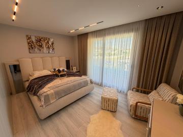 TC1956-large-double-bedroom-with-seating-area