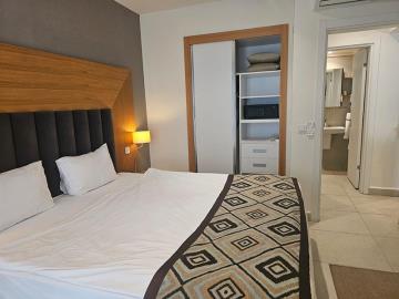 TC1970-double-bed-built-in-wardrobes