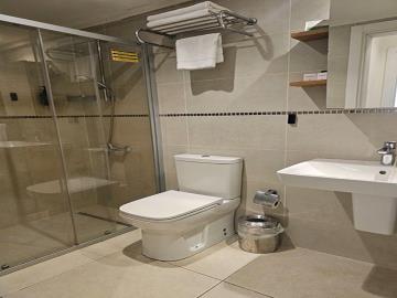 TC1970-fitted-family-bathroom