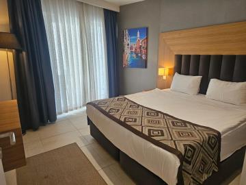 TC1970-spacious-double-bedroom