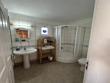 TC1959-family-bathroom