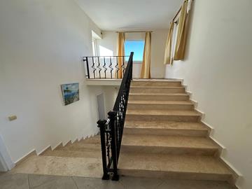 TC1959-stairs-to-top-floor