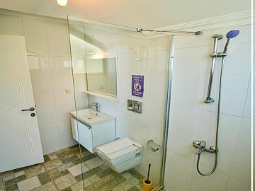 TC1973-family-bathroom