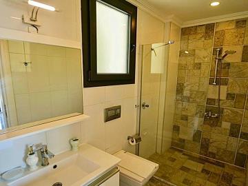 TC1973-en-suite-bathroom