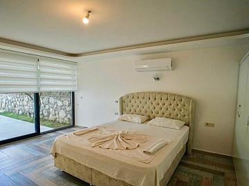 TC1973-spacious-double-bedroom