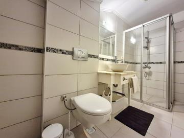 TC1974-en-suite-bathroom