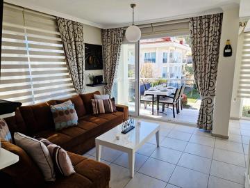 TC1974-lounge-leading-to-balcony