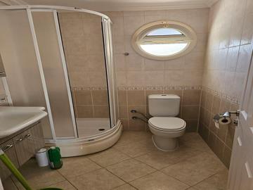 TC1963-family-bathroom