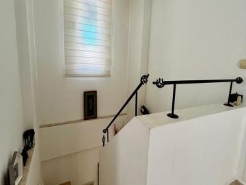 TC1975-first-floor-stairs