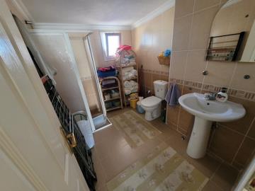 TC1976-family-bathroom