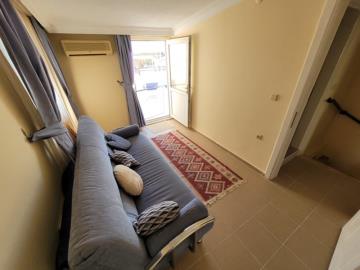 TC1976-sitting-room-and-balcony