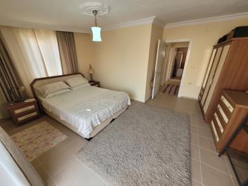 TC1976-spacious-double-bedroom