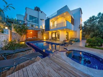 TC1979-1-villa-by-night