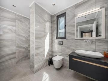 TC1979-family-bathroom