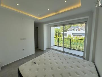 TC1986-double-bedroom-with-balcony