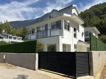 TC1986-entrance-to-villa