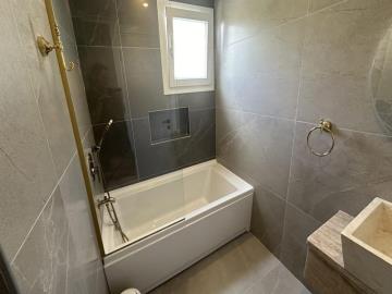 TC1986-fitted-bathroom-with-a-bath