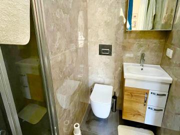 TC1987-family-bathroom