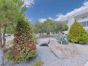 TC1988-beautifully-kept-gardens