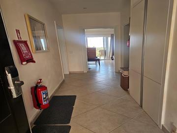 TC1990-entrance-hallway