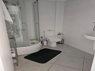 TC1990-fully-fitted-bathroom