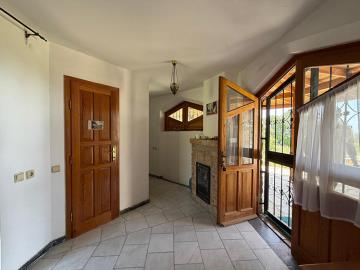 TC1994-entrance-to-hall