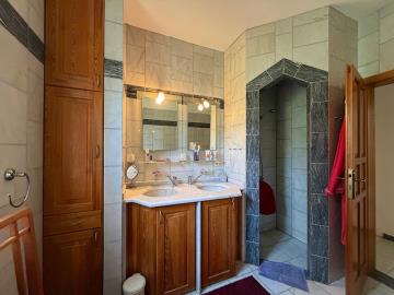 TC1994-family-bathroom