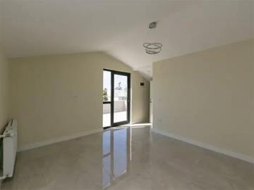 TC1995-door-leading-to-bedroom-balcony