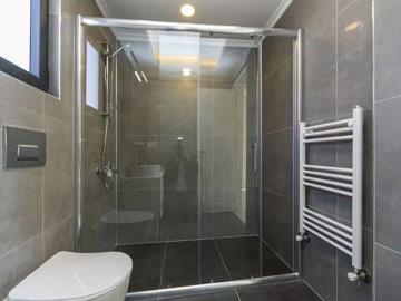 TC1995-family-bathroom