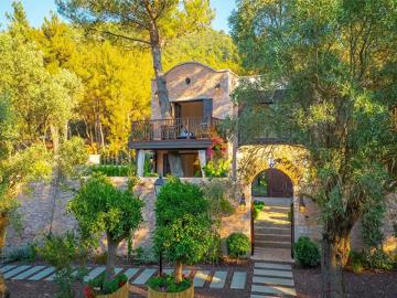 TC1998-feature-archway-to-villa