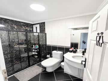 TC1999-family-bathroom