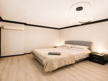 TC1999-spacious-bedroom