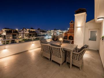 TC1999-entertaining-on-roof-top-terrace