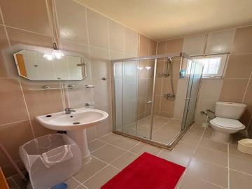 TC2003-family-bathroom