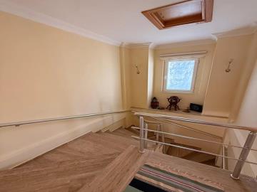 TC2003-first-floor-stairs