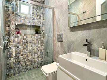 TC2004-en-suite-bathroom