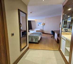 TC2010-spacious-hallway