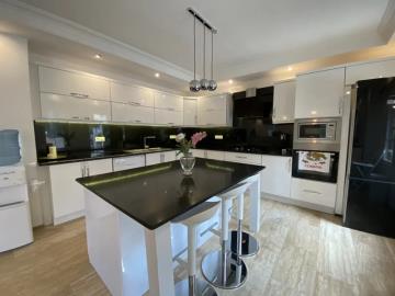 TC2023-luxury-fitted-kitchen
