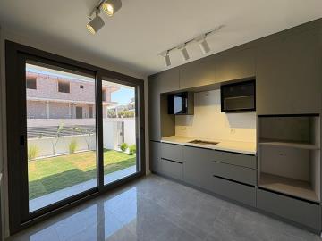 TC2024-kitchen-doors-leading-to-garden