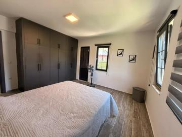 TC2026-bedroom-with-built-in-wardrobes